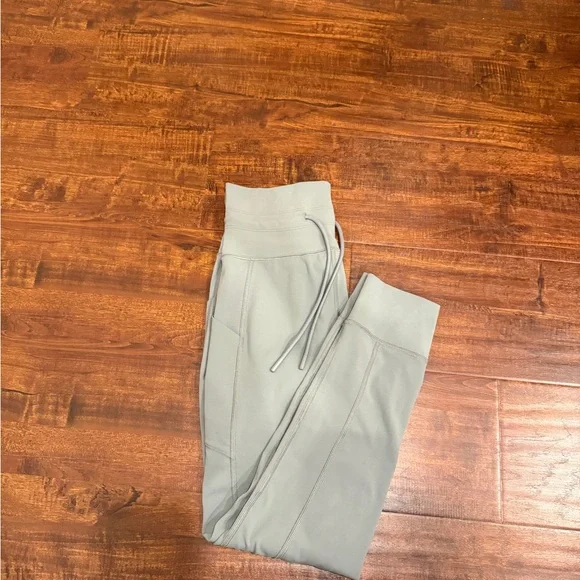 Vuori Women's light green Leggings - Picture 3 of 3